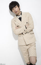 组图：成毅时尚潮男写真变波点控