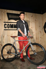 组图：柯震东帅气亮相演绎单车少年