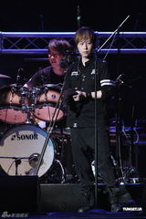 组图：五团轰炸小巨蛋 五月天压轴掀高潮