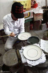 组图：李玉刚采风误闯古镇 亲手制陶感受文化