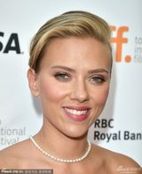 组图：《情圣囧色夫》首映 斯嘉丽露沟蜜笑