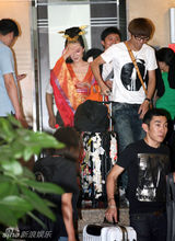 幻灯图：霍思燕穿古装上街引侧目 拎名包眉飞色舞