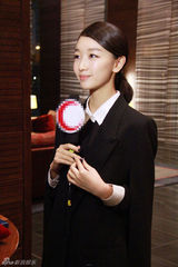 组图：周冬雨助阵陈其钢授勋式 斗篷装帅气亮相