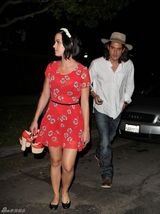 组图：凯蒂和梅耶再度约会 出双入对秀甜蜜