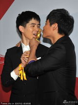 组图：桂纶镁冯绍峰分获奖 陈思诚后台吻奖杯
