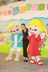 组图：杨怡不和准公公过父亲节 送礼物陪妈妈