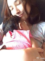 组图：吴佩慈爱女正面首曝光 百日宴范范出席