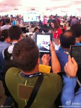 组图：智利新乳神助威世界杯 掀衣性感露胸