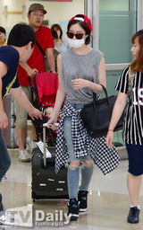 组图：韩团T-ara智妍归韩 机场服饰显身姿