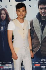 组图：《后会无期》首映发布会 韩寒牵狗走红毯