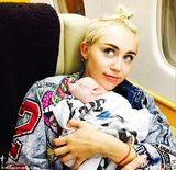 组图：麦莉获新宠激动秀自拍 与小猪仔对嘴亲亲