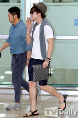 组图：张根硕休闲装现身机场狂被拍