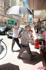 组图：刘銮雄抱子享天伦 狄波拉叹谢霆锋无暇陪伴