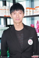 组图：高钧贤调侃无线条件差 早知裁减幕后人员