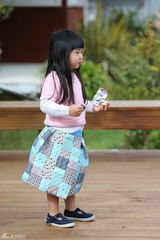 组图：姐姐粉衣开心荡秋千 新西兰湖畔秀光腿