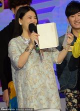 组图：李湘着宽松装孕味十足 获搀扶突小腹　