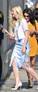 组图：艾丽-范宁喜气洋洋现身 大美妞青春无敌