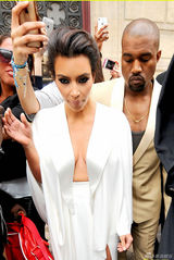 组图：卡戴珊新婚在即 中开白裙秀双球