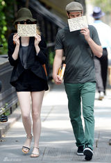 组图：《蜘蛛侠》情侣萌翻 遮脸求狗仔宣传公益