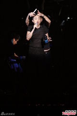 组图：多变哈林(庾澄庆)唱金曲 登小巨蛋万人同欢