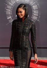 组图：模特夏奈尔-伊曼穿黑色包臀裙秀好身材