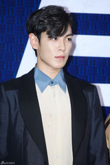 独家：崔丹尼尔宣传新片戴眼镜似哈利波特