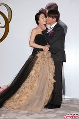 组图：陶喆吻新娘脸颊秀恩爱 豪华礼车接亲