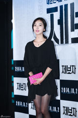 独家：金汎助阵《举报者》 戴小帽羞涩微笑