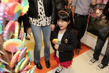 组图：Angela逛糖果店憨萌 分享糖果融化李湘