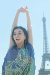 组图：《恶吻》陈籽熹漫步巴黎 清凉丝绸美如画