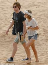 组图：艾玛-罗伯茨比基尼秀美腿 尽显夏日风情