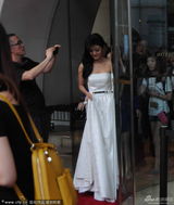 组图：安以轩披发亮相 抹胸拽地礼服裙优雅