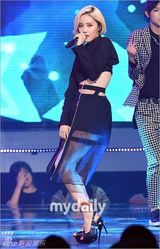 组图：f(x)首秀新歌 海盗造型冷艳性感