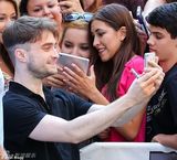 组图：哈利波特丹尼尔-雷德克里夫与粉丝玩自拍 笑容灿烂来者不拒