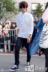 组图：4minute泫雅参加彩排 戴墨镜尽显女王风范