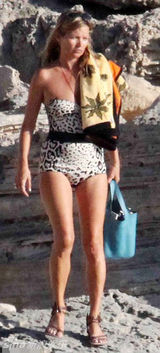 组图：凯特-莫斯度假气势十足 豹纹泳装展风采