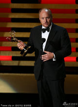 组图：路易斯.CK获得艾美奖最佳编剧奖