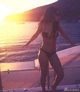 组图：蕾哈娜曝性感度假照 比基尼遮胸露八字奶