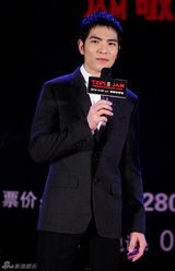 组图：萧敬腾演唱会发布会张杰亮相助阵