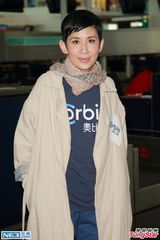 组图：吴君如探望眼疾病童 携女探班怕生突发事