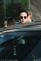 组图：赵薇酒店门口黑超遮面挡倦容 似疲惫不堪