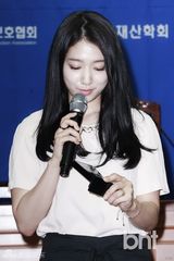 组图：朴信惠参加产权模拟审判 表情严肃认真