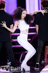 组图：韩团Kara发布会 露脐白衣性感十足