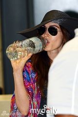 拖家带口！梅根福克斯赴韩老公儿子相伴