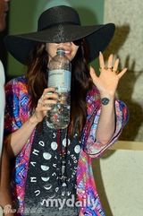 拖家带口！梅根福克斯赴韩老公儿子相伴