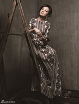 组图：赵薇登杂志封面 散发别样冷艳魅力