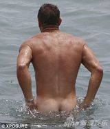 组图：隆胸女比基尼湿身海战猛男 男方水中全裸