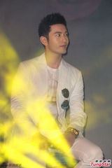 组图：歌手林昕阳发片 黄晓明“情侣装”助阵