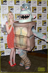 组图：艾丽-范宁穿花朵裙甜美现身 另类眼妆如小精灵