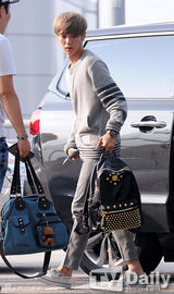 组图：EXO赴长沙开唱 干练休闲风帅气难挡